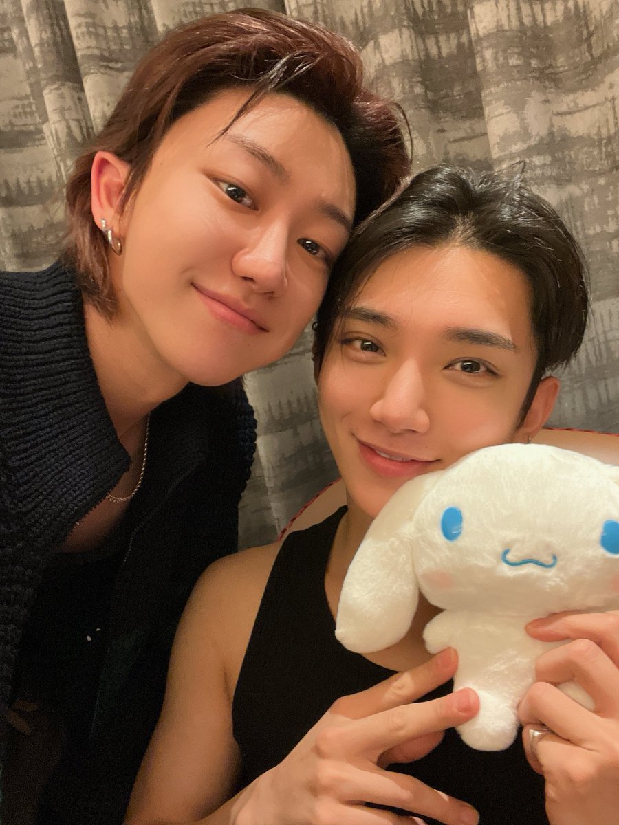 joshuaarchive's tweet photo. JOSHUA 😭HOLDING😭A 😭CINNAMOROLL 😭PLUSHIE😭 https://t.co/N9SAeeqN9z