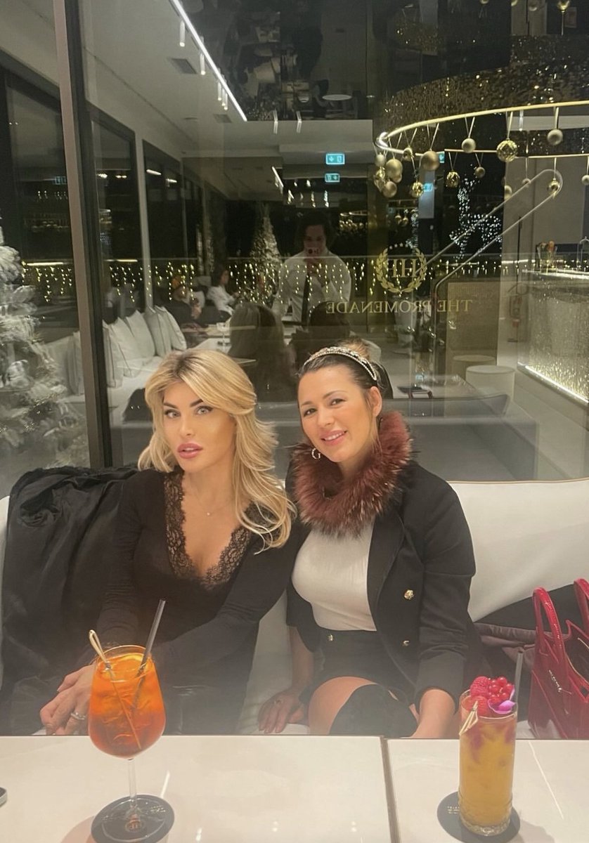 Gli aperitivi fra Amiche?
Momenti Sacri! 🤗🔥🥂✨

Giulia & Giulia #Sorellanza

Aspettando Capodanno Djset qui
THE PROMENADE • RICCIONE
⚜️ Luxury Wellness HOTEL ⚜️
⚜️ Luxury & Fashion DJ ⚜️
          - SOLDOUT - 

#ThePromenade