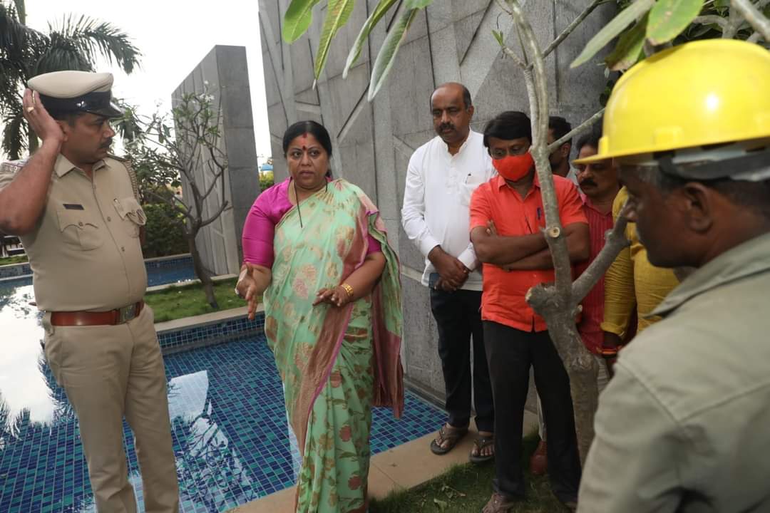 MALimbavali's tweet photo. Visited Prestige Lake Side Habitat Apartment in Varthur Ward, Gunjur Village of Mahadevapura Assembly Constituency, where a girl died last night in the swimming pool of the apartment and obtained information from the local residents about the incident.
1/3 https://t.co/RrBribApLW