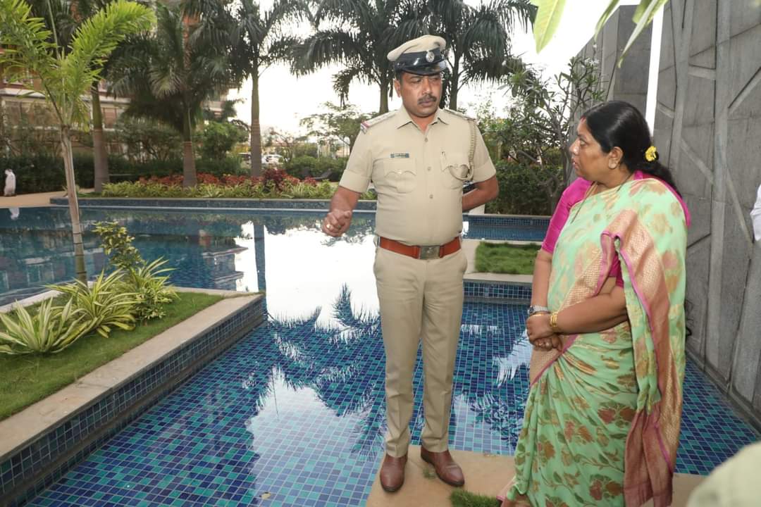 MALimbavali's tweet photo. Visited Prestige Lake Side Habitat Apartment in Varthur Ward, Gunjur Village of Mahadevapura Assembly Constituency, where a girl died last night in the swimming pool of the apartment and obtained information from the local residents about the incident.
1/3 https://t.co/RrBribApLW