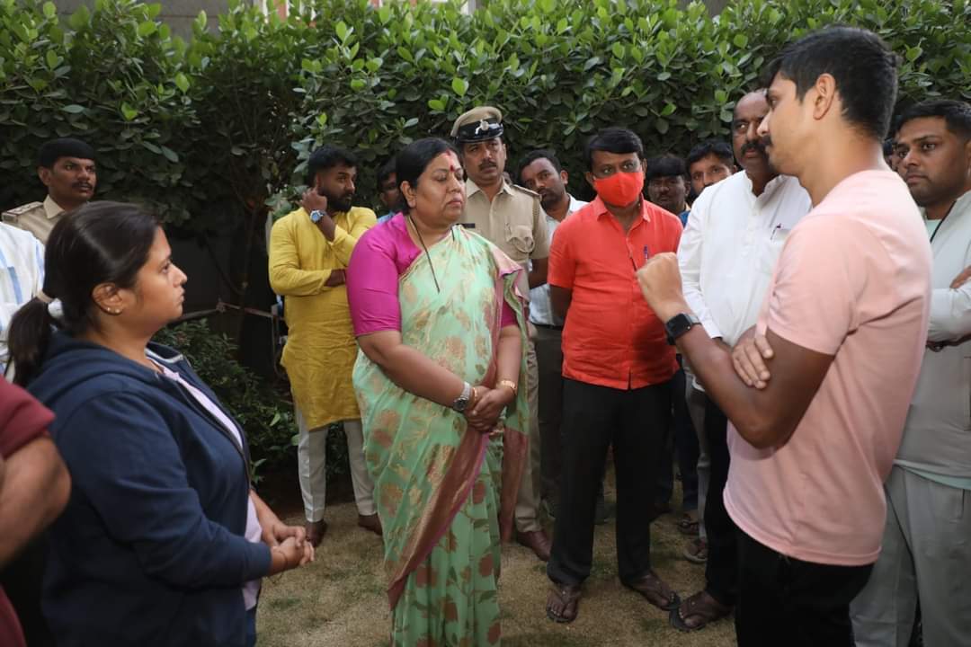MALimbavali's tweet photo. Locals said that the accident happened due to an electric shock, so discussed with BESCOM officials and instructed them to take appropriate action against the culprits and ensure proper actions to prevent such accidents  in the future. At the same time, instructed the police
2/3 https://t.co/C8ytVbWHCl