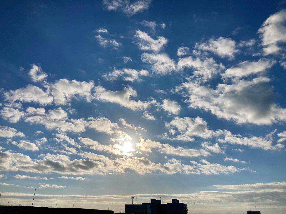 bluejam_mix's tweet photo. Niigata city 2023 Dec.

#niigata #sunset #clouds
#新潟市 #夕暮れ #街の風景 https://t.co/hq6GHSBYWO