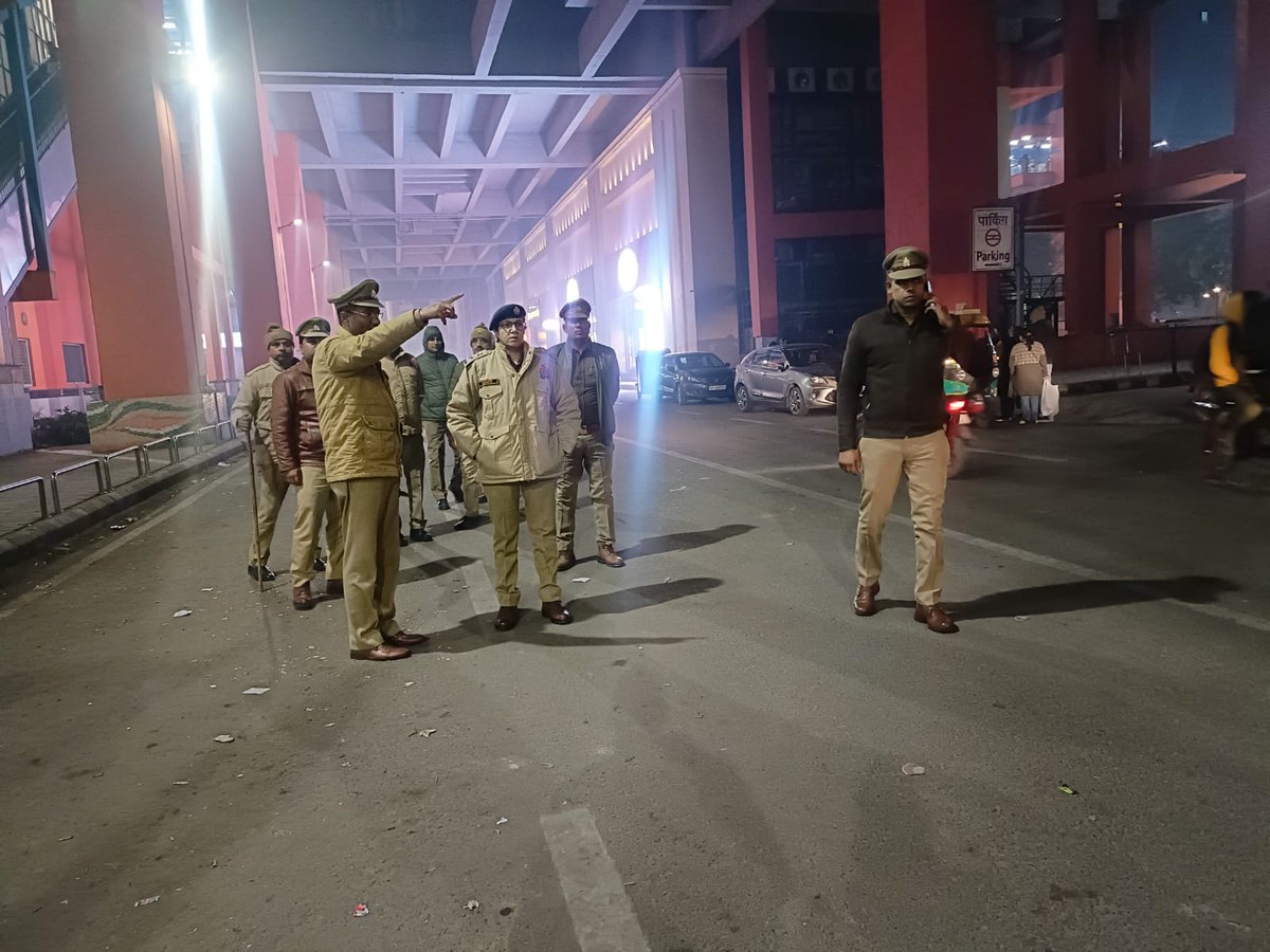 DCPCentralNoida's tweet photo. .@DCPCentralNoida द्वारा SHO सेक्टर-63 मय पुलिस बल के साथ थाना सेक्टर-63 क्षेत्रांतर्गत #H_Block क्षेत्र में अपराध की रोकथाम, शान्ति व कानून-व्यवस्था बनाये रखने हेतु पैदल गश्त कर, संदिग्ध वाहन/व्यक्तियों की चेकिंग करने हेतु सम्बन्धित थाना प्रभारी को निर्देशित किया गया। #uppolice https://t.co/JNc2wqZhx4