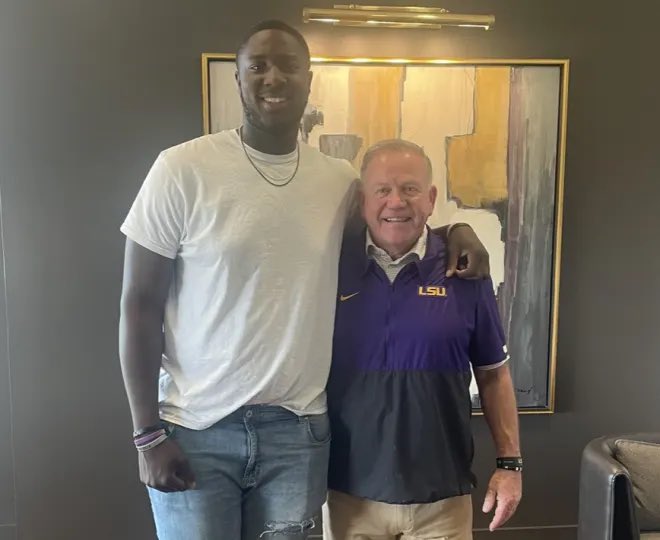 Class of 2024 OT Ory Williams isn’t enrolling at #LSU in January. He’s finishing out his basketball career at San Marcos.

The Tigers’ staff fully backed his decision, one that’ll keep him in shape and further amplify his leadership.

More for <a href="/LSURivals/">LSU Tigers on Rivals</a>: lsu.rivals.com/news/how-baske…