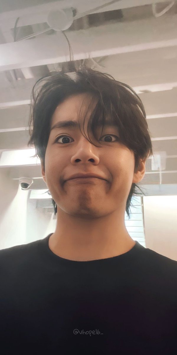 Myrimin_29's tweet photo. Tanti auguri a una delle persone più belle che io conosca. Spero che tu sia sempre felice piccolo Tae💜🎂 @bts_bighit https://t.co/dqzkRFziML