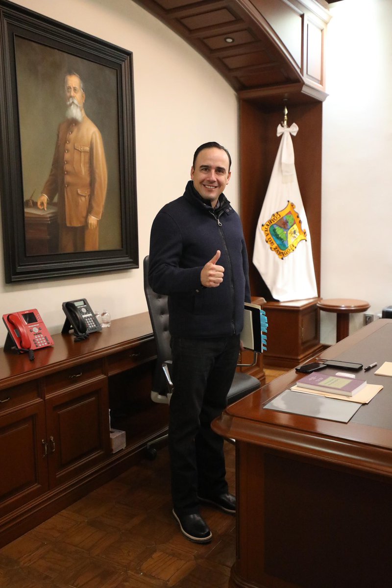 manolojim's tweet photo. Iniciamos el día con mucha chamba, tenemos varios proyectos y programas para arrancar con todo el 2024. Les mando un fuerte abrazo y aquí andamos a la orden #Coahuila #PaDelante #APasosDeGigante https://t.co/bEqPQ5lYR3