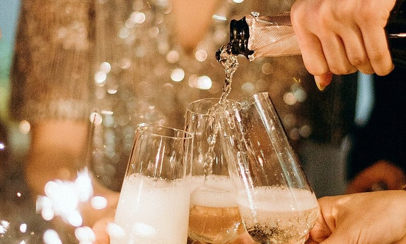 RevistaMyD's tweet image. Con cada #término del ciclo #anual brindamos con #espumantes para lograr #celebraciones emocionantes y con un #disfrute único al paladar. Para ayudar a #lograrlo te sugerimos varias #opciones de vinos #espumosos chilenos destacados wp.me/paVy8e-5Ce