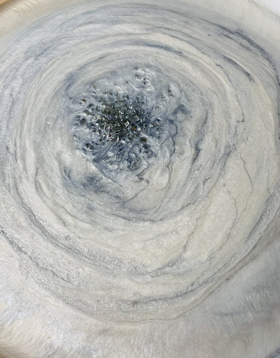 RodemoyerDesign's tweet image. Working on my new 18” lazy Susan #lazysusan #geode #resinart #homedecor