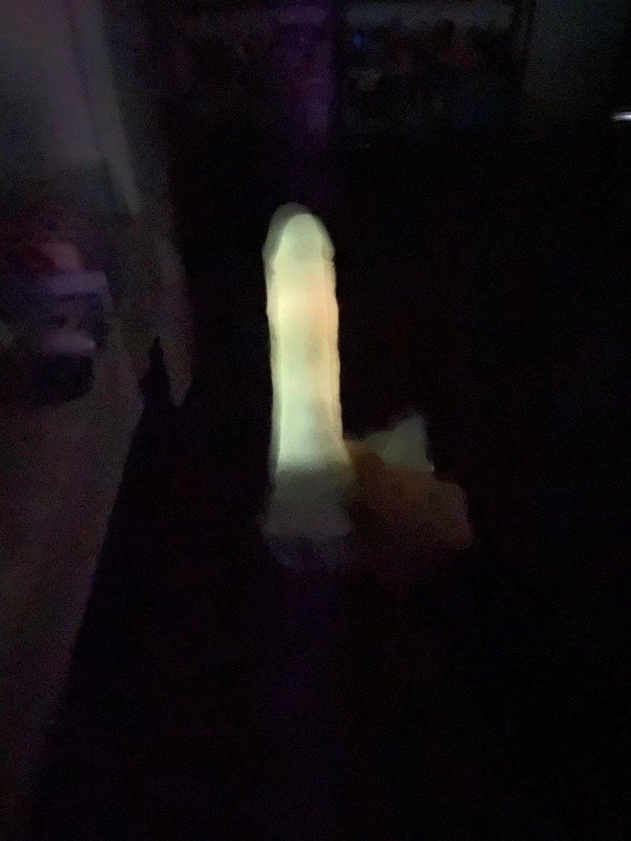 工作室的小伙伴发现了夜光麻薯白天吸光后晚上特别亮，像他妈个夜光灯，我也没想到可以那么亮，惊了 ​​​。以后晚上回家我必须带一个，可以打人可以照光还可以偷偷爽？ https://t.co/83TL7ihWF3