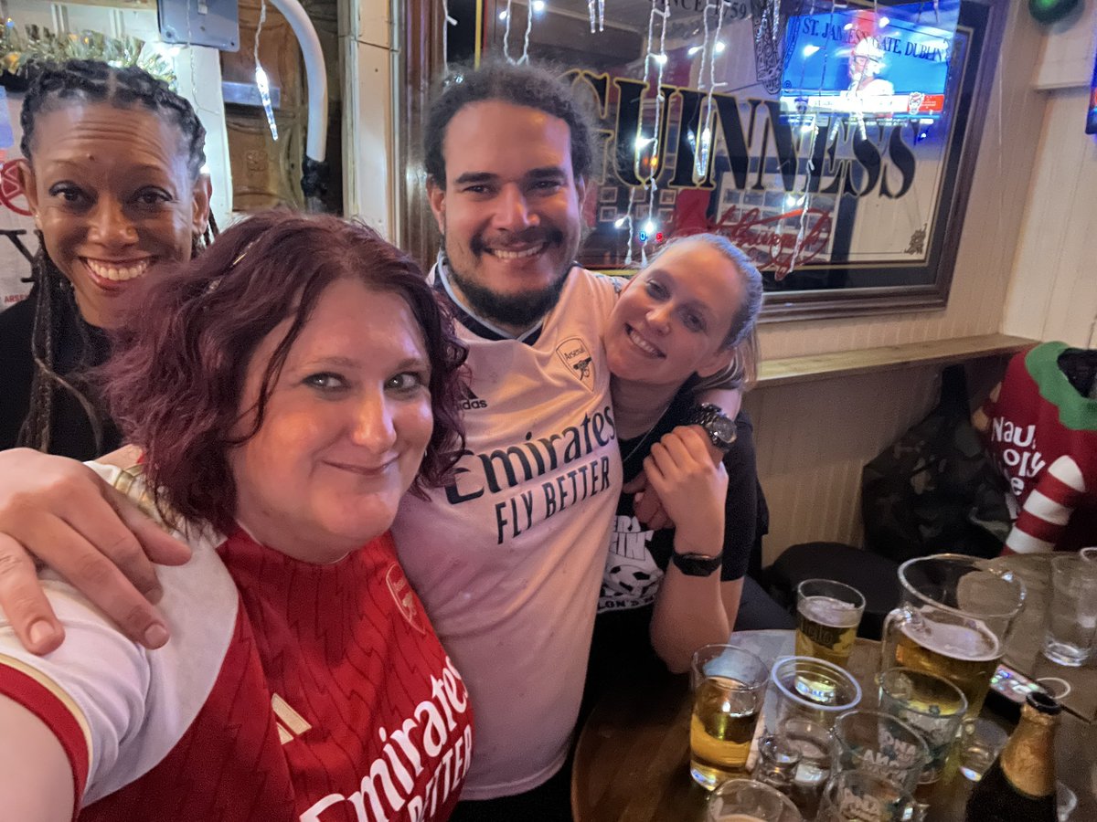 librarian_kate's tweet photo. Crap result yesterday (#VARSucks) but the best people make it worthwhile. #GoonerFamily https://t.co/cGycmbJgCw