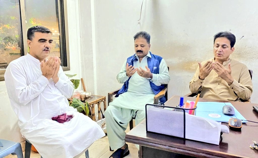 WaqasChoud30331's tweet photo. #PPP ڈویژنل ڈپٹی سیکرٹری @ShakeelChPPP یوسی03 لیاری کےچیئرمین @InayatMarwatPPP نے #SMBBU کےپی آر او عبدالشکور بلوچ کی والدہ محترمہ اور ہزارہ کالونی میں جاوید یوسف کی والدہ اور واجدخان کےسسر کےانتقال پراظہار تعزیت وفاتحہ خوانی🤲کی انکےہمراہ جنرل کونسلرماما اسلام اور فیضان بھی تھے https://t.co/KrS4y06et6