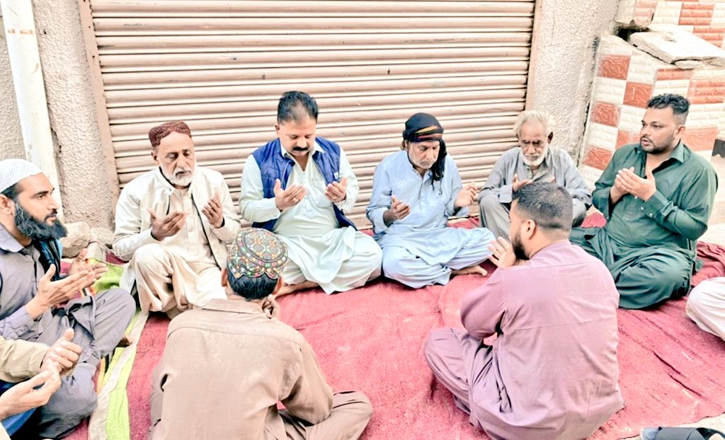 WaqasChoud30331's tweet photo. #PPP ڈویژنل ڈپٹی سیکرٹری @ShakeelChPPP یوسی03 لیاری کےچیئرمین @InayatMarwatPPP نے #SMBBU کےپی آر او عبدالشکور بلوچ کی والدہ محترمہ اور ہزارہ کالونی میں جاوید یوسف کی والدہ اور واجدخان کےسسر کےانتقال پراظہار تعزیت وفاتحہ خوانی🤲کی انکےہمراہ جنرل کونسلرماما اسلام اور فیضان بھی تھے https://t.co/KrS4y06et6