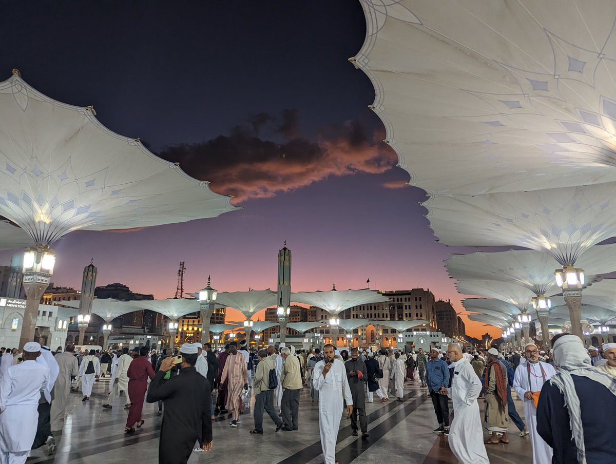 renaissancic's tweet photo. madinah sunsets are a cheat code https://t.co/SPLuvg5cuM