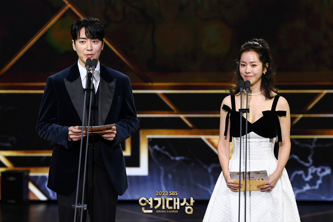 <2023 SBS 연기대상> 시상자🎙 #이준혁 #한지민 #인사하는사이(가제) #준혁X지민_환상의_조합은_SBS에서 #2023SBS연기대상 #SBSDramaAwards #SBS드라마 #연기대상...
