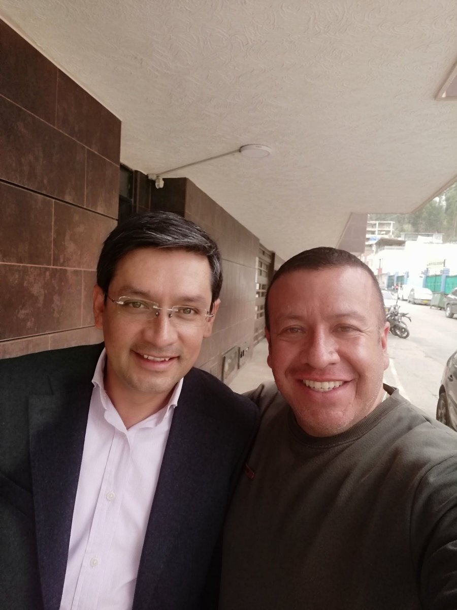 lenninolarte's tweet photo. Un buen momento para hoy saludar a un amigo a un gran señor

Se le quiere @CamiloRomero y por #Duitama siempre bienvenido.

Es su casa.

Esperemos hoy se inicie una nueva historia para #Duitama de la mano de @JLuisBohorquez https://t.co/AKXlZ3jlWO