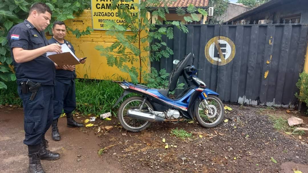 Raulbogarin's tweet photo. 🚨ROBÓ UNA MOTO "KA'URE" Y LO DEVOLVIÓ CUANDO "JERÓ"
-Lo dejó en la base de la Patrulla Caminera con una particular carta.
-En el escrito mencionó que lo hizo bajo los efectos del alcohol y que estaba arrepentido. 
-Ahora buscan al dueño para devolver la moto.
📍Coronel Oviedo https://t.co/hnmsxt55j7