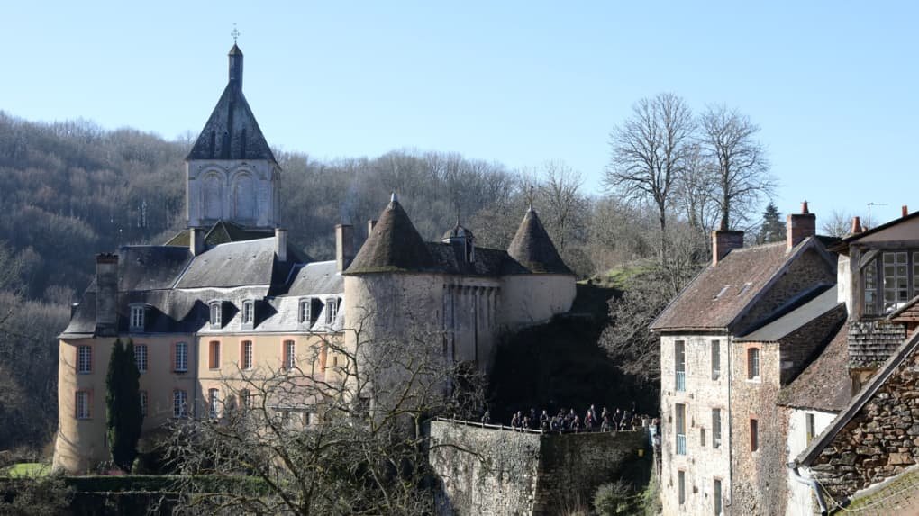 MaxiPatrick22's tweet photo. Quel peut être le rapport entre Thierry Breton et Pierre Laval ? ... un chateau bien sûr ! Dampierre Gargilesse pour l'un , et Chateldon pour l'autre ... c'est le seul point commun j'imagine !   🤡🤡 https://t.co/jZSwJ98G3l