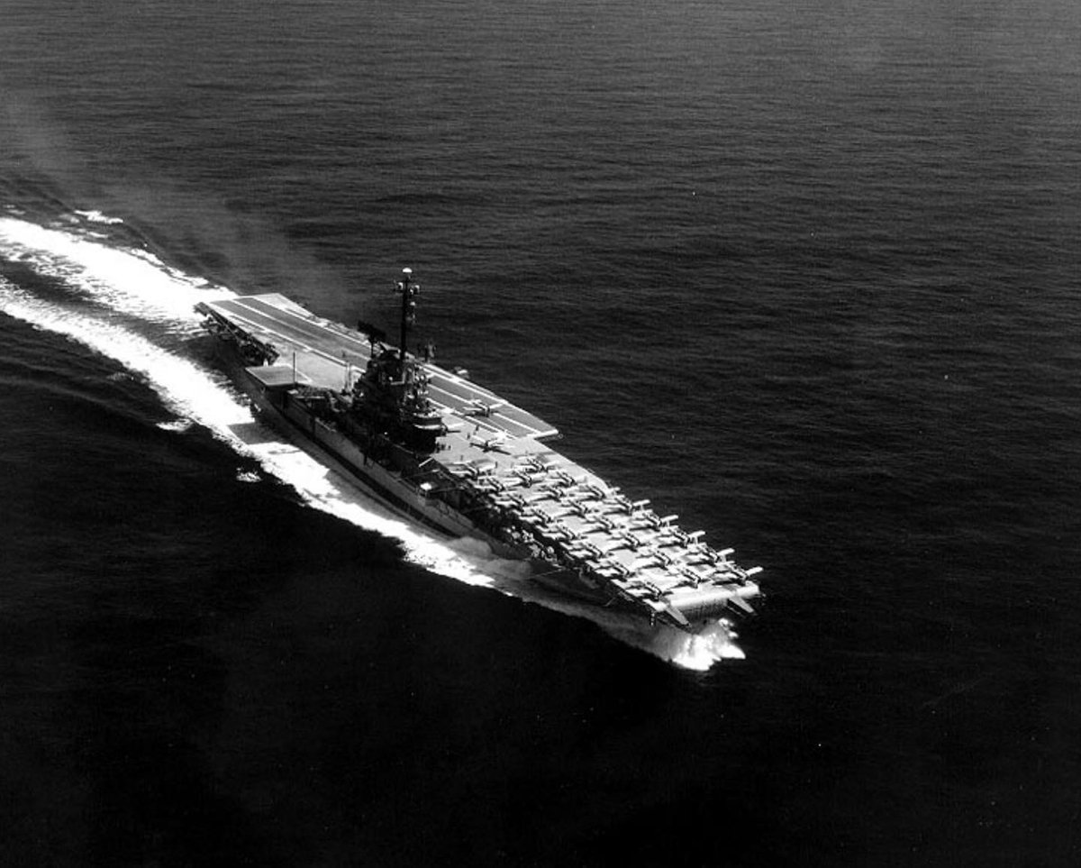 📅 On this day in 1962, USS Lexington CVS-16 took over as the aviation training carrier in the Gulf of Mexico. 🚢✈️ Over the span of almost 30 years, the Lexington saw 493,248 arrested carrier landings and trained around 1,500 pilots per year before her decommissioning in 1991.