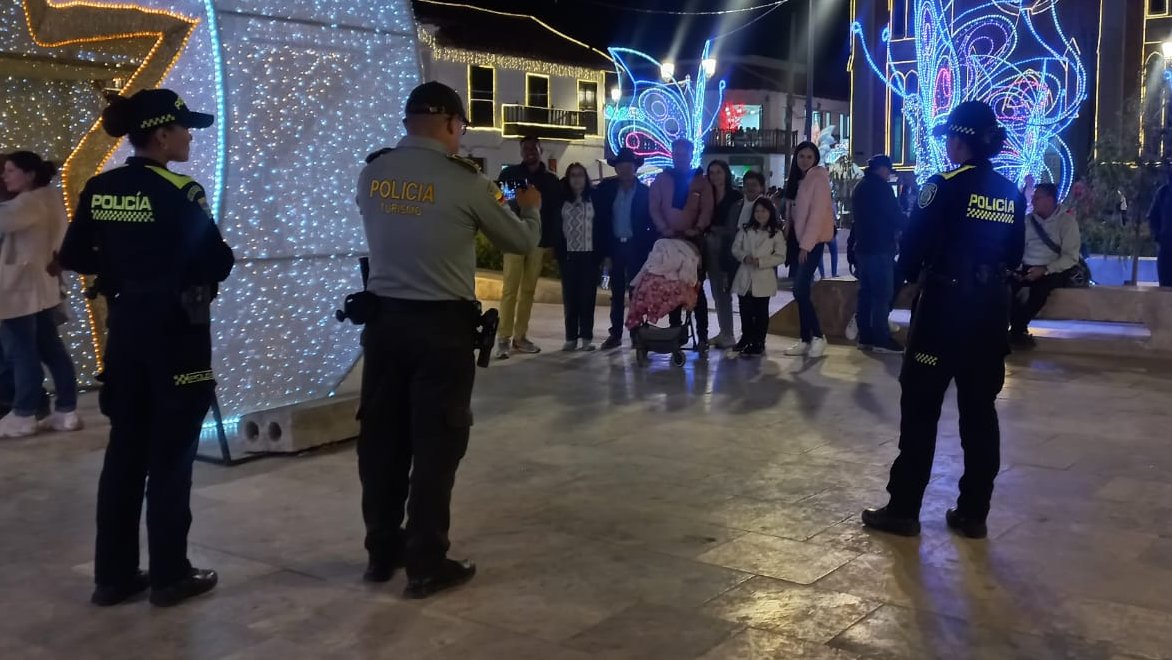 ProteccionPonal's tweet photo. 📍#Boyacá | Disfrutemos de este fin de año con alegría✨seguridad y tranquilidad👮🏻‍♀️

#DiosYPatria 🚔 https://t.co/f9iQk8x1y2