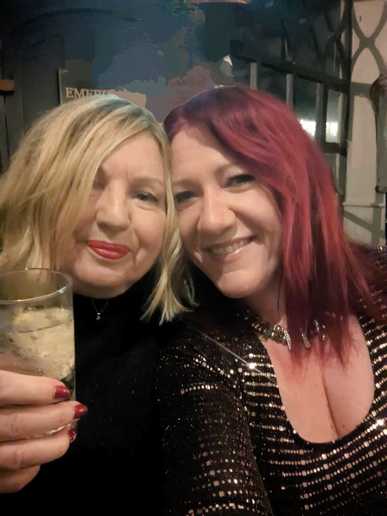 I love this photo from last night, what a great night with fabulous people! @fireylivs Always so lovely to spend time with you and Paul, and especially with bubbles! 🍾🥂Have a wonderful New Year's celebration and I look forward to seeing you again soon in 2024. ❤️Xx