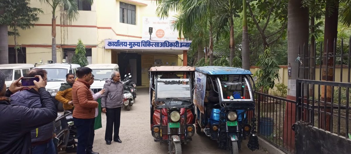PmjayP's tweet photo. #AyushmanBhav 

आज #Unnao के CMO डॉ. सत्य प्रकाश ने शहरी क्षेत्रों में #ayushmancard बनाने के लिए प्रचार वाहन को हरी झंडी दिखाकर रवाना किया। 

ये वाहन जनपद के विभिन्न इलाकों में जाकर लोगों को #AyushmanBharat योजना के विशेषताओं के बारे में जानकारी देंगे।

#ayushmanapp #healthcare https://t.co/QmTfKsl5px