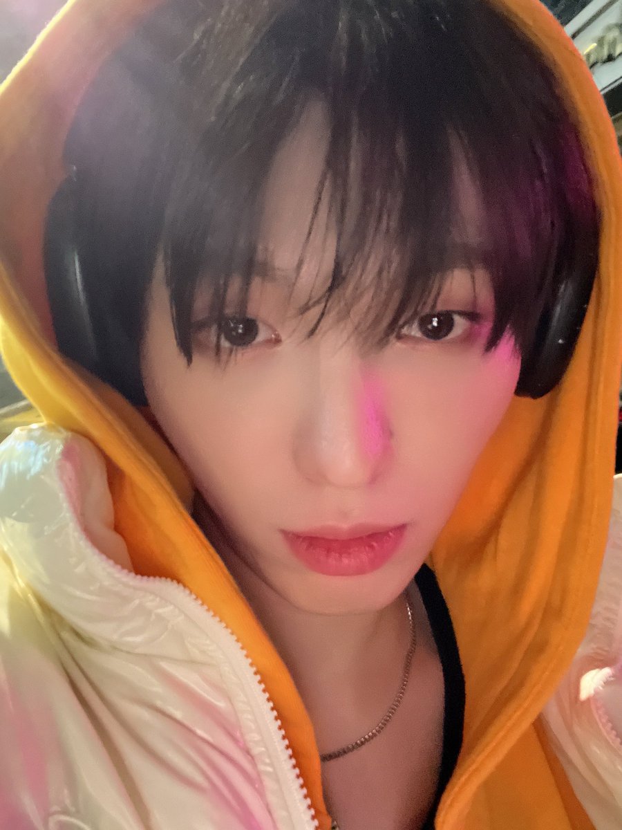 DaKeuBee's tweet photo. help me!! he’s so fiiiiiine https://t.co/rBS7JrZsn8