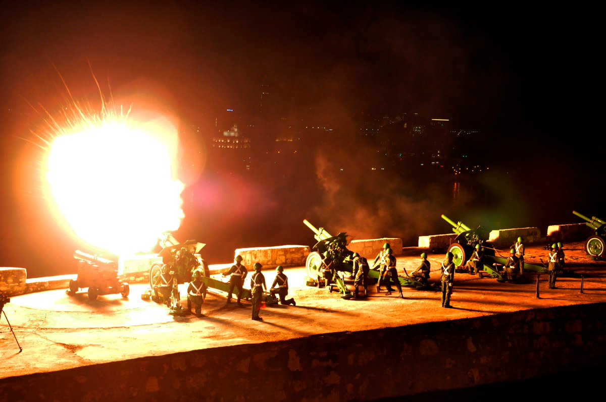 #EstaEsLaRevolución🇨🇺Desde la fortaleza San Carlos de La Cabaña se disparan 21 salvas de artillería en saludo al aniversario 65 del Triunfo de la Revolución Cubana