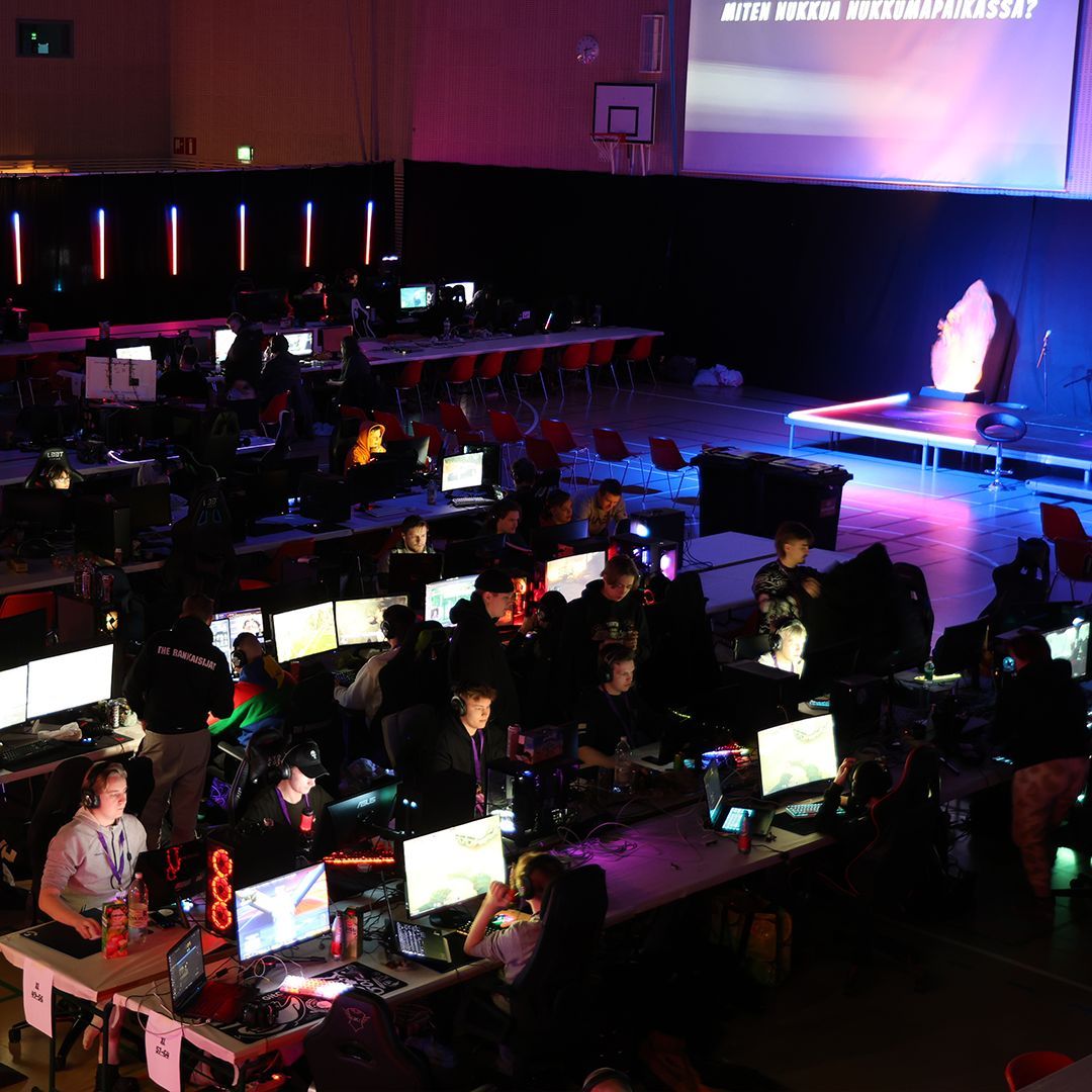 urbanlanry's tweet photo. Pelaamista, korttipelejä ja minifiguureja.😁

📸: Annika Niemelä

#urbanlan #urbanlan2023 #pelaaminen #kokkola #esportsfi https://t.co/nzTyu9zuW8