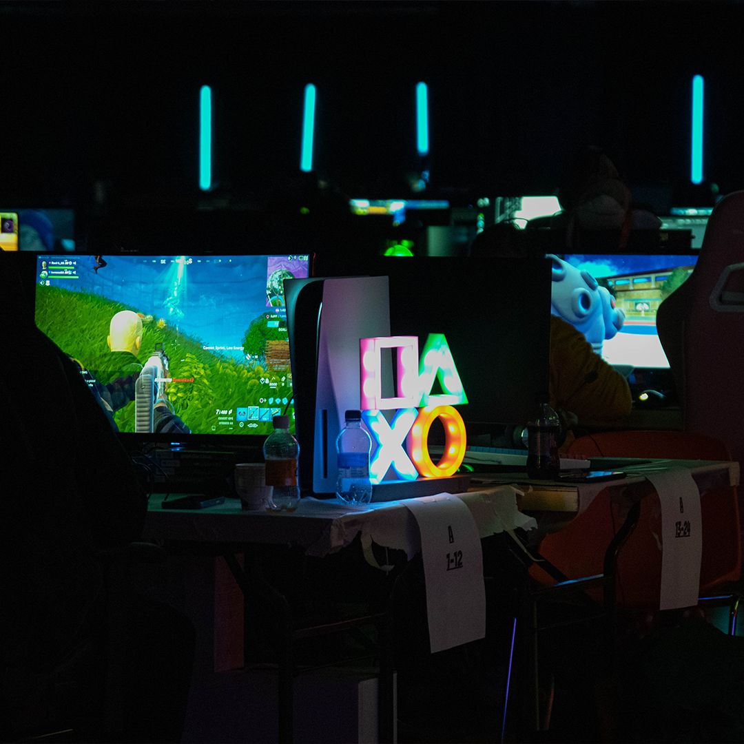 urbanlanry's tweet photo. Pelaamista, korttipelejä ja minifiguureja.😁

📸: Annika Niemelä

#urbanlan #urbanlan2023 #pelaaminen #kokkola #esportsfi https://t.co/nzTyu9zuW8