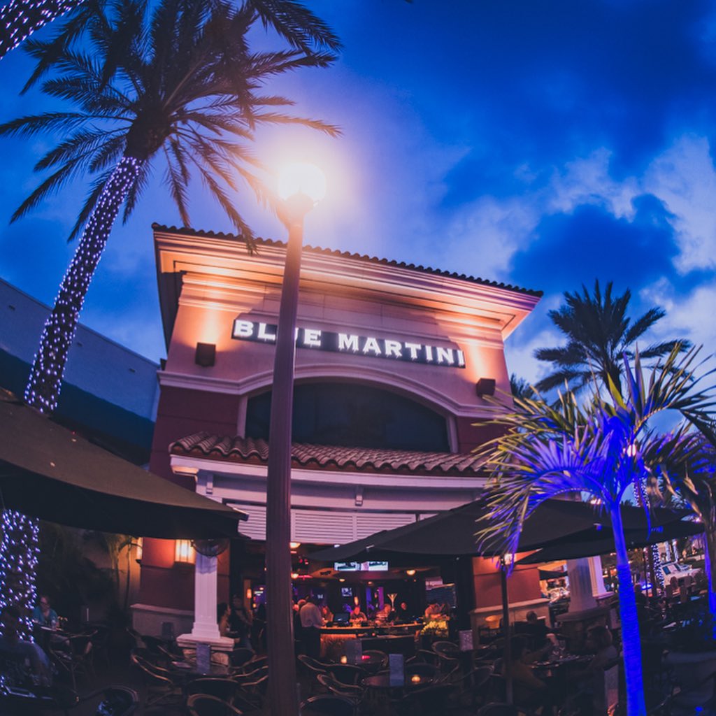 Ring in the New Year the right way. 🥂🥳 Join Blue Martini on Sunday, December 31st at 7pm, enjoy live entertainment and raise a glass to an incredible year with family and friends. 💙