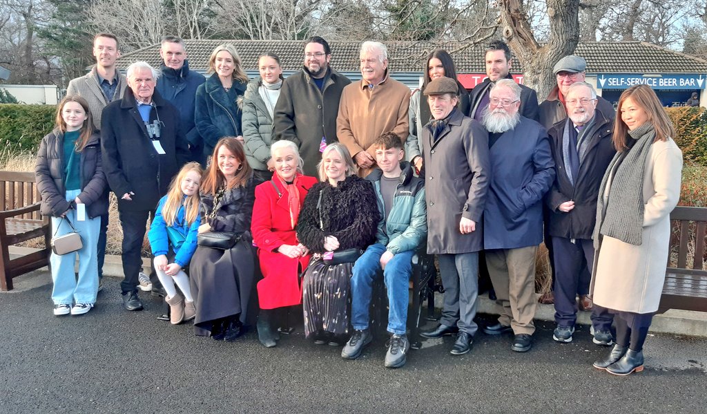 Tweet of the day: Johnny Murtagh unveiled a seat @LeopardstownRC in honour of the late Eddie Byrne, a long-standing member of the press room and jockeys' agent. Eddie's family were in attendance.