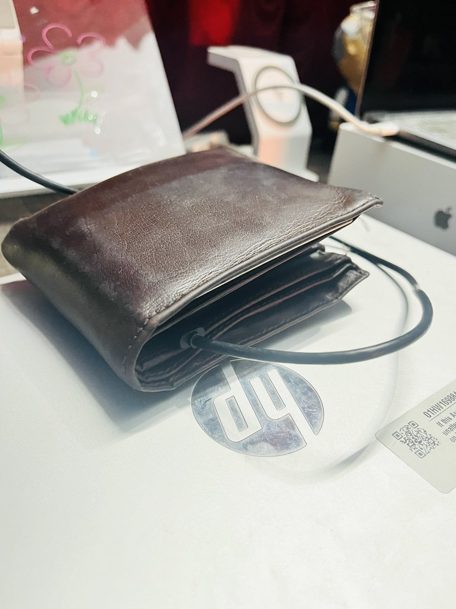 Have you seen a wallet getting charged before? I wish charging it increased the money inside it too. 😂

BTW it's years old and still no signs of wear and tear. Good job @aristavault. I might order a new one. Please make one with USB-C now.

#wallet #smartwallet #arista