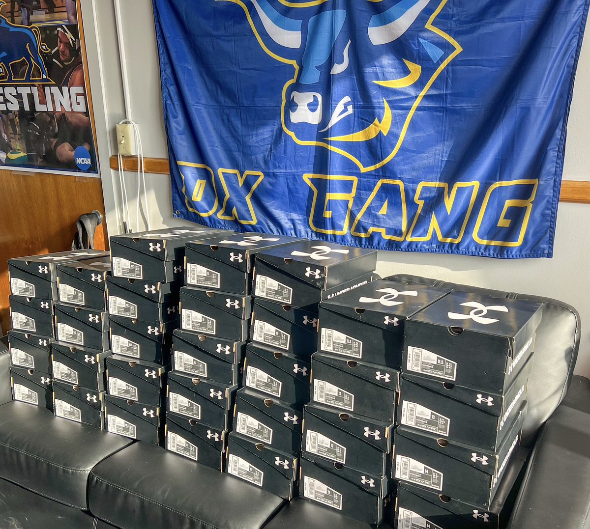 AlfredWrestling's tweet image. After winning our Conference Championship last season the program earned a credit from our partnerships with UA and BSN. Coach used that to gift the entire program brand new training shoes to welcome them back for winter session! #alfredstate #lookgoodtraingood #oxgang