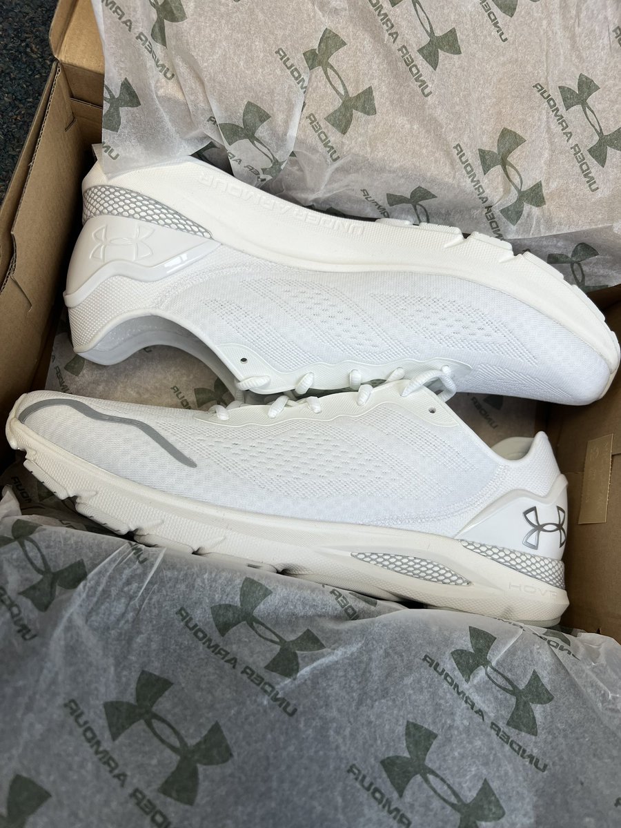 AlfredWrestling's tweet image. After winning our Conference Championship last season the program earned a credit from our partnerships with UA and BSN. Coach used that to gift the entire program brand new training shoes to welcome them back for winter session! #alfredstate #lookgoodtraingood #oxgang