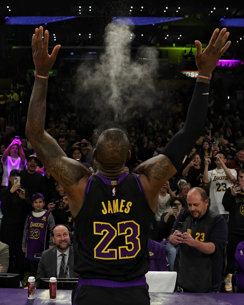 camisa_23's tweet image. ATENÇÃO

Na sua opinião, o que falta para LeBron James ser considerado o GOAT do basquete? 🤔🐐