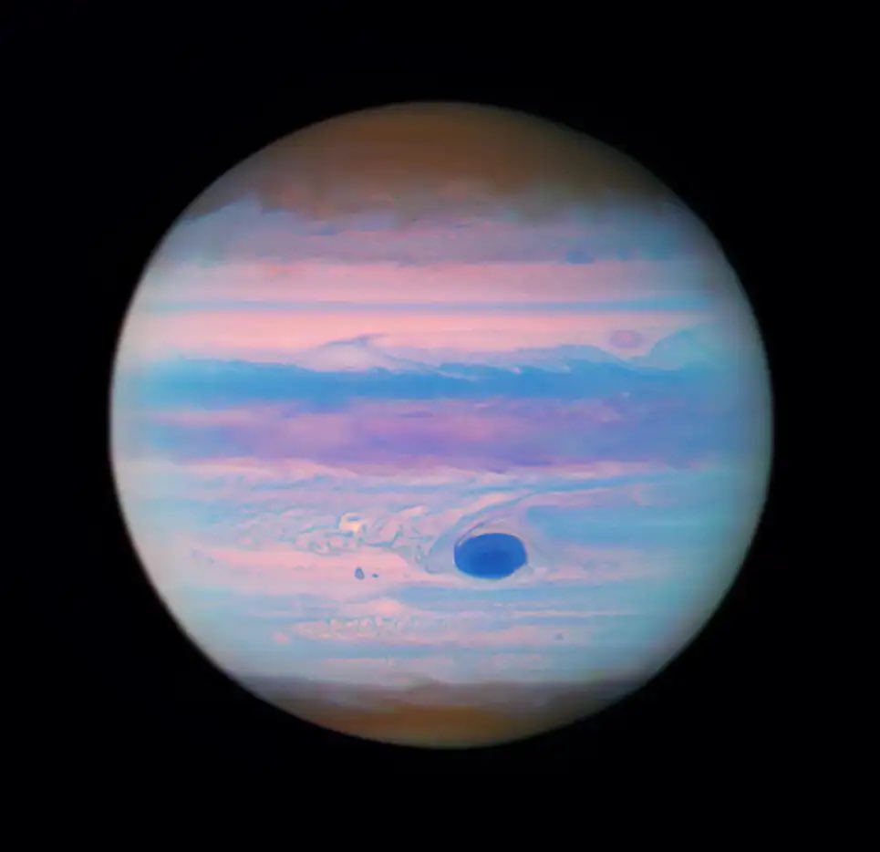 MarGomezH's tweet photo. A principios de este año, el Telescopio Espacial Hubble capturó una fascinante imagen de Júpiter. El planeta más grande de nuestro sistema solar suele ser de color naranja y blanco vibrantes, pero aquí, con luz ultravioleta, el gigante gaseoso es de un color rosa y azul luminosos.