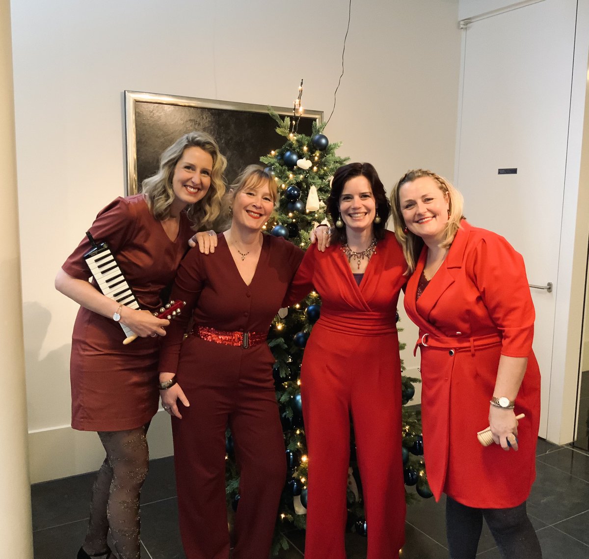 Wij hebben weer een mooie kersttour gehad. Deze foto is tijdens ons optreden bij de kerstbrunch op <a href="/hofvansaksen/">Hof van Saksen</a> . Wij wensen jullie allemaal een muzikaal, liefdevol en gezond 2024 toe 🥰🎶