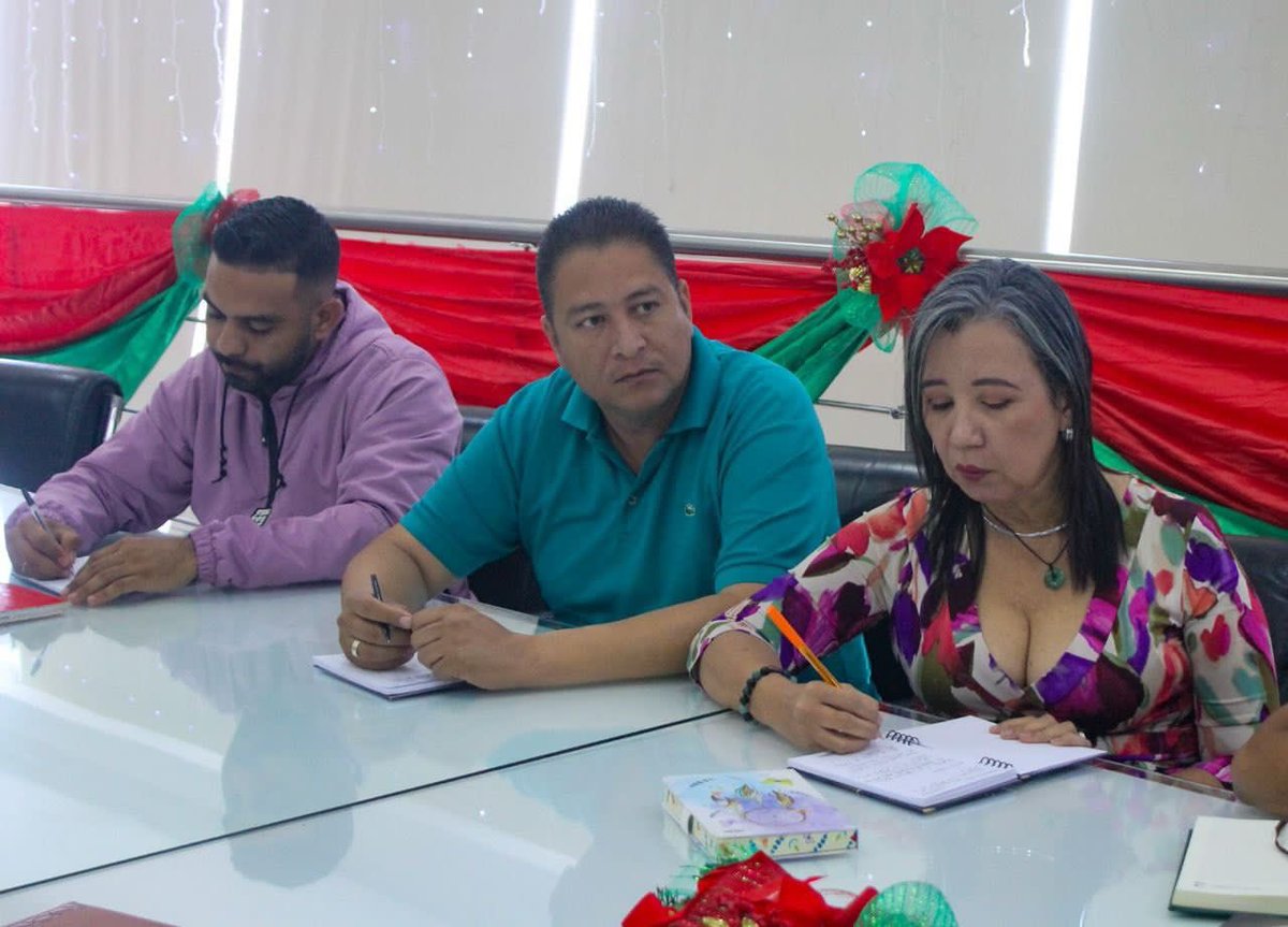 AdolfoP_Oficial's tweet photo. #29Dic Estuve en reunión con legisladores @clelara1 para evaluar las actividades ejecutadas en el año 2023; también revisamos los planes y proyectos que se materializarán en el venidero año, siempre de la mano de nuestro poder popular y apegados a la Constitución Bolivariana. https://t.co/CcotuZbi7t
