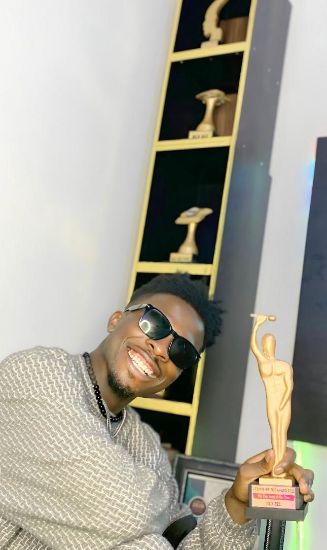 nexbee_nex's tweet image. Congratulations to all of you who took out time and funds to Vote for me ...
WE WON 🤍💯💫👑
#JosHiphopAwards 2023
#BOSS