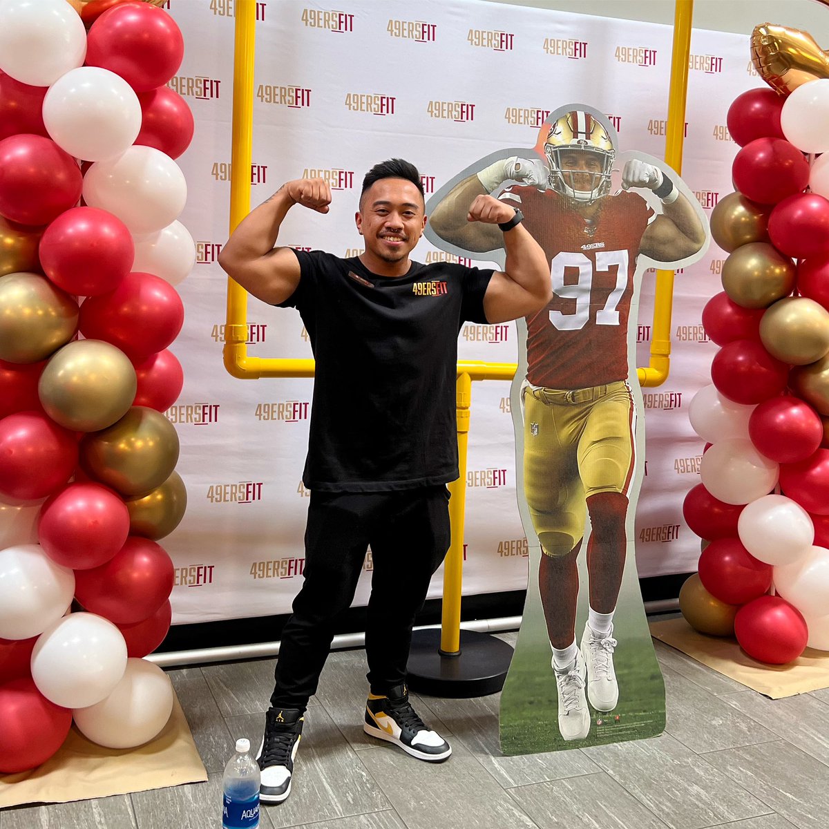 Last #FlexFriday of the 2023 year! Don’t forget to finish the week off strong! 💪 #TrainLikeAPro #FitFam #49ersfit