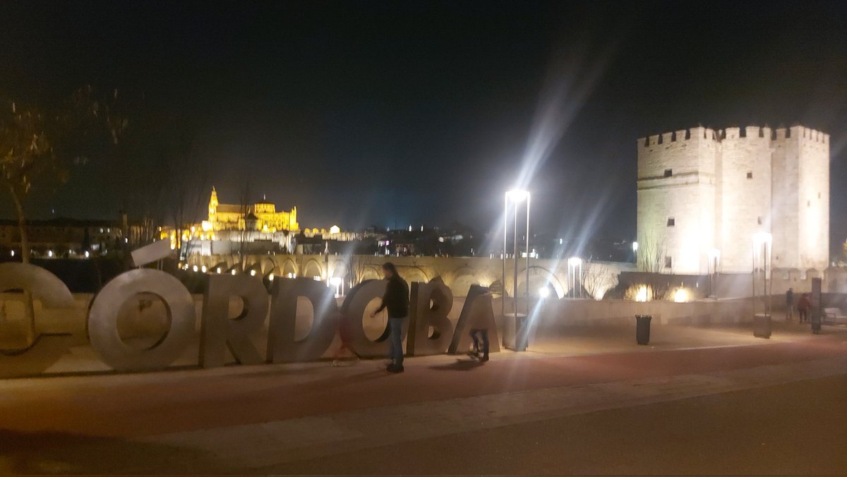 cristo33's tweet photo. Como en otras ciudades, Córdoba estrena letrero para foto junto Calahorra con letras metálicas.
No quiero pensar en los turistas que lo hagan en pleno mes de agosto y presenten quemaduras de 3er grado.🔥
@cordopolis_es
@RafalcorS 
#cordobaEsp https://t.co/yZoCPmmeCB