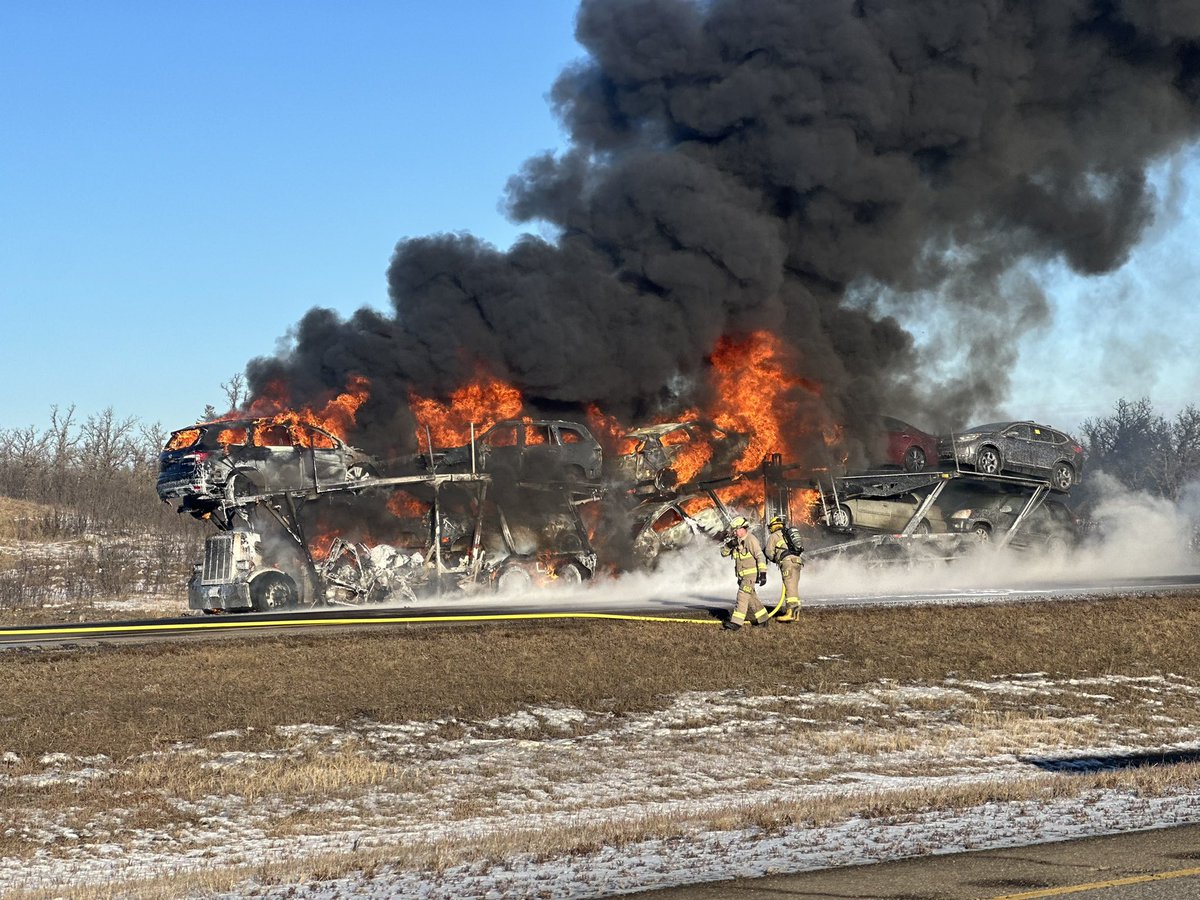 bdnmbca's tweet photo. Highway 1 closed just east of Carberry thanks Barrie Roney for the photos #bdnmb https://t.co/AG04TaWjZD