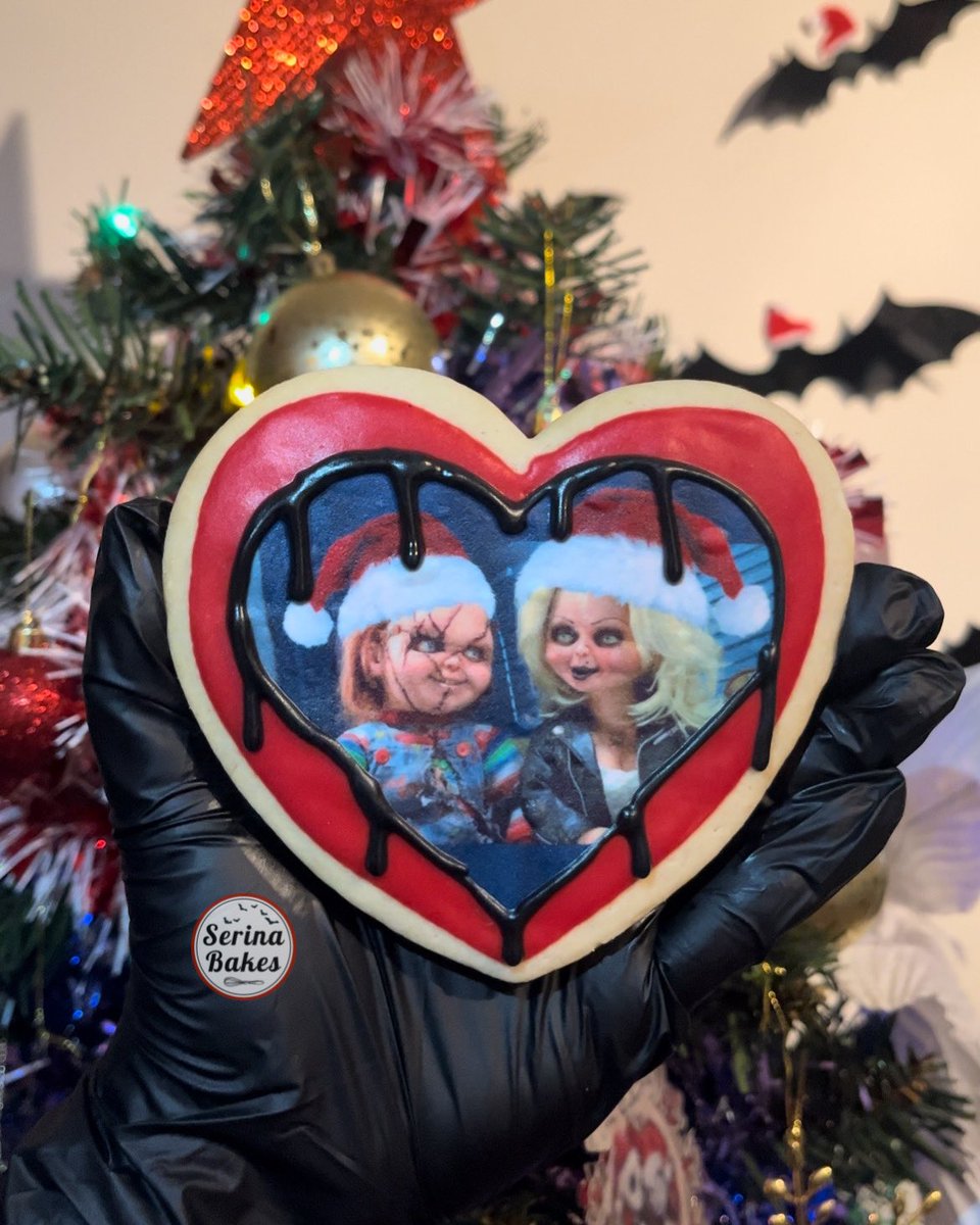 serinabakes's tweet photo. Client custom revamp of our festive Chucky and Tiffany! 🎅🏻🔪
#serinabakes #baking #sugarcookies #chuckyandtiffany #blooddrip #vegansugarcookies #chucky #childsplay #jennifertilly #tiffanyvalentine #foodie #brideofchucky #halloween #horror #gothbaker #alternativebaker #latinabaker https://t.co/Q9OZhIWrLS