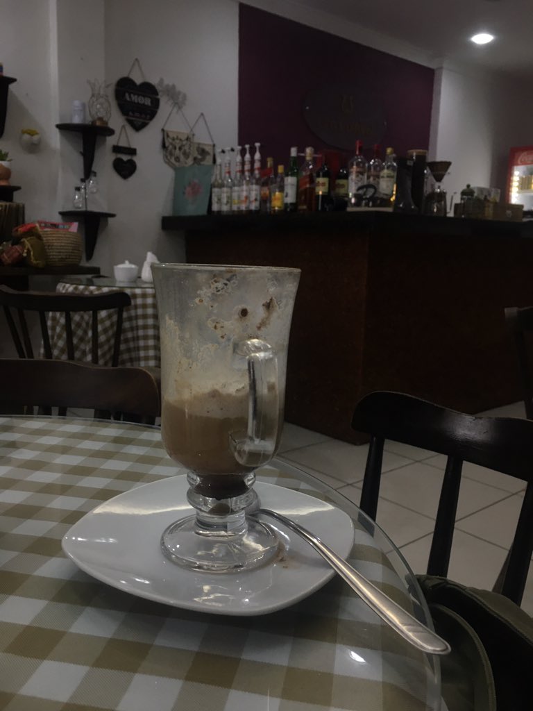 ophelinus's tweet photo. assim q eu cheguei na livraria/cafeteria a moça colocou pra tocar 🙁☝🏻 https://t.co/ONS7vgw8Yn