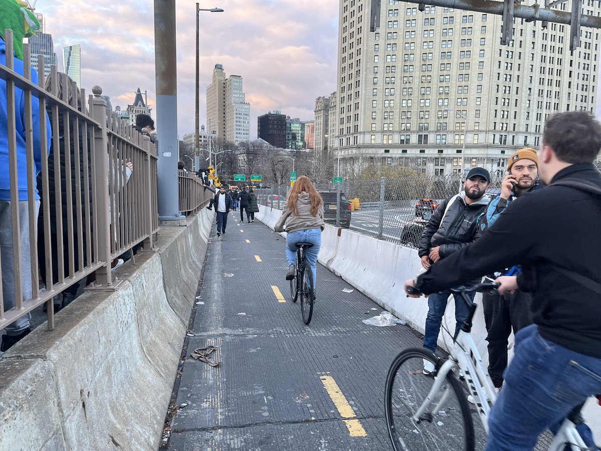 _elkue's tweet photo. Brooklyn Bridge pedestrian walkway overflowing, dozens jumping down to bike lane https://t.co/QU7t765L8u