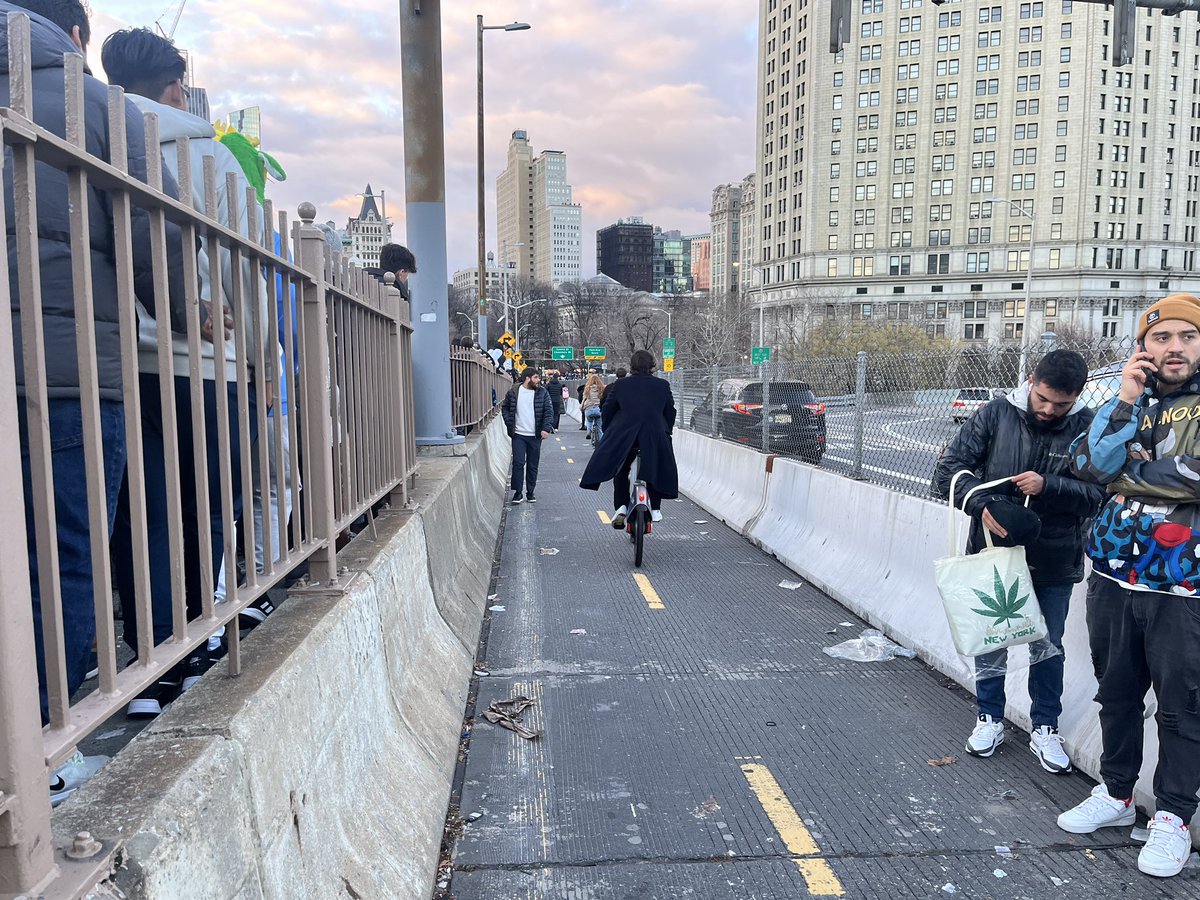 _elkue's tweet photo. Brooklyn Bridge pedestrian walkway overflowing, dozens jumping down to bike lane https://t.co/QU7t765L8u