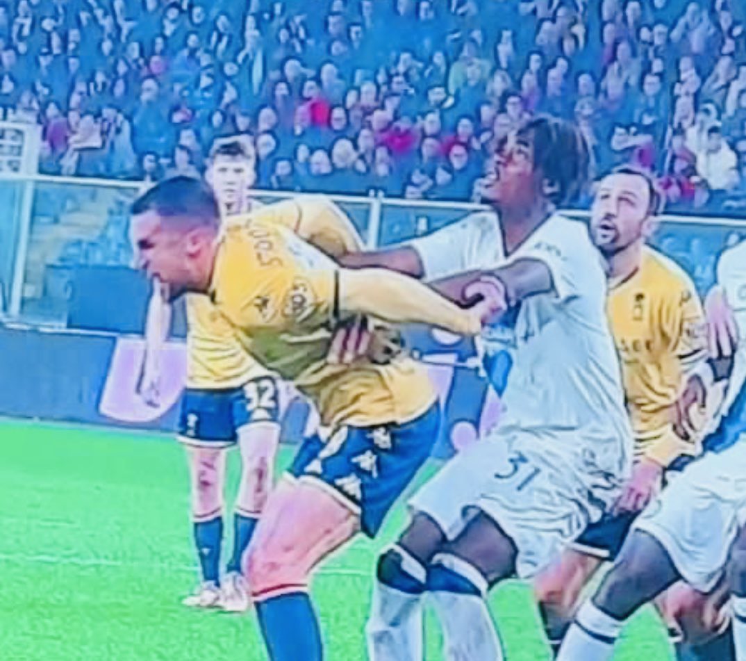 In 40 anni di calcio non ho mai visto una roba del genere. Un errore evidente minimo a favore ogni partita : senza ritegno !
