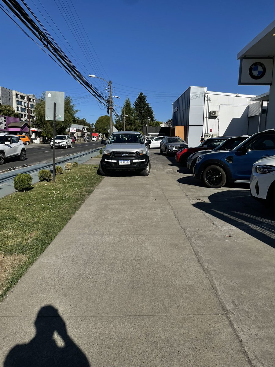 salnero's tweet photo. Ahora estamos importando pelotudos para que se estaciones sobre la vereda???
Frente a la BMW de Av. San Martín, a pasos de la plaza de las banderas. 
@malestacionado9 
@Carabdechile 
@municipiotemuco https://t.co/7I9OHH5bJe