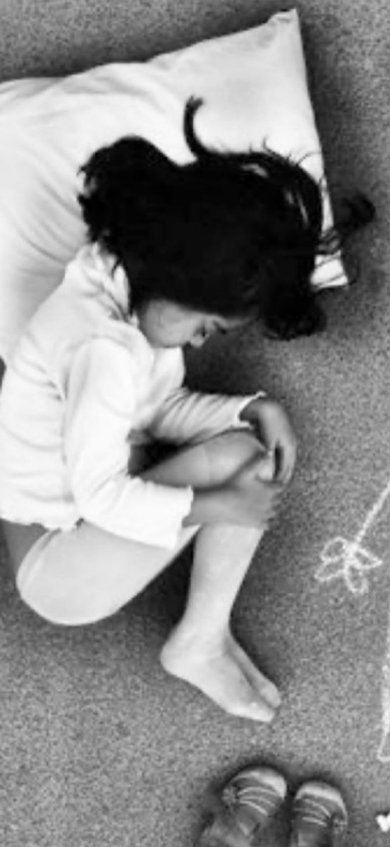 qarep's tweet photo. -
،

غزاها فقْدِك السّاطي ولاذَت ترسمِك مأمَن ،،
تبيك تْجابه الفقْد الأليم وْسطوة شْعوره ..
.
تمسّك في خيال ايدك تبي في لمستِك تضمَن،،
رحيل آخر فلول الفقْد ، وْتامن في ذرى صوره..

،
- https://t.co/UZt9zXaogH