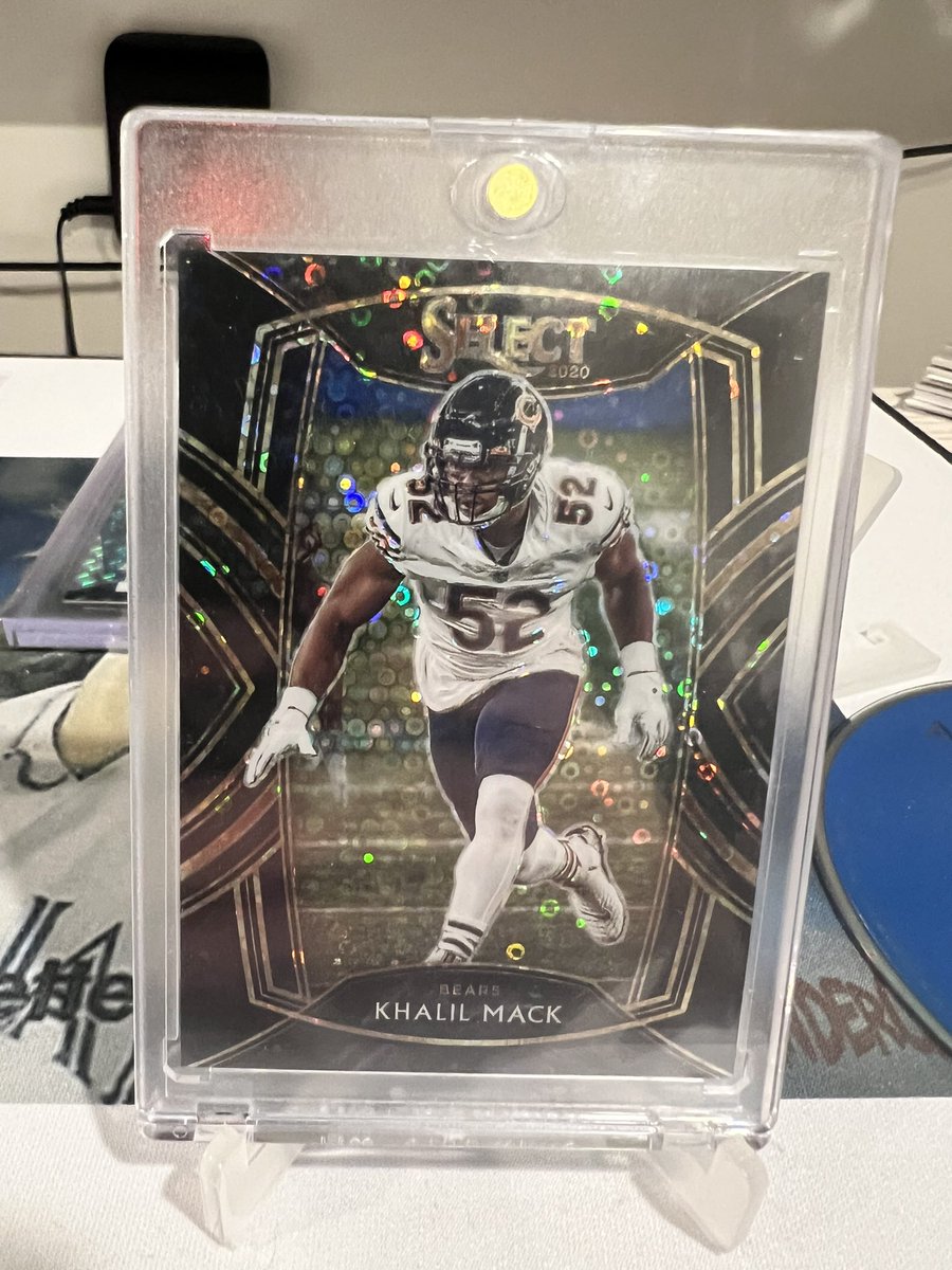 ZewlanderCards's tweet photo. A few players I miss 😢from the Bears. Khalil Mack 1/1 and Roquan(should of paid him). *sigh* @CardPurchaser https://t.co/69Qwe2kNgy